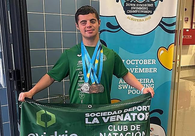 Pablo Rodríguez posa con tres de sus cuatro medallas logradas en Albufeira.