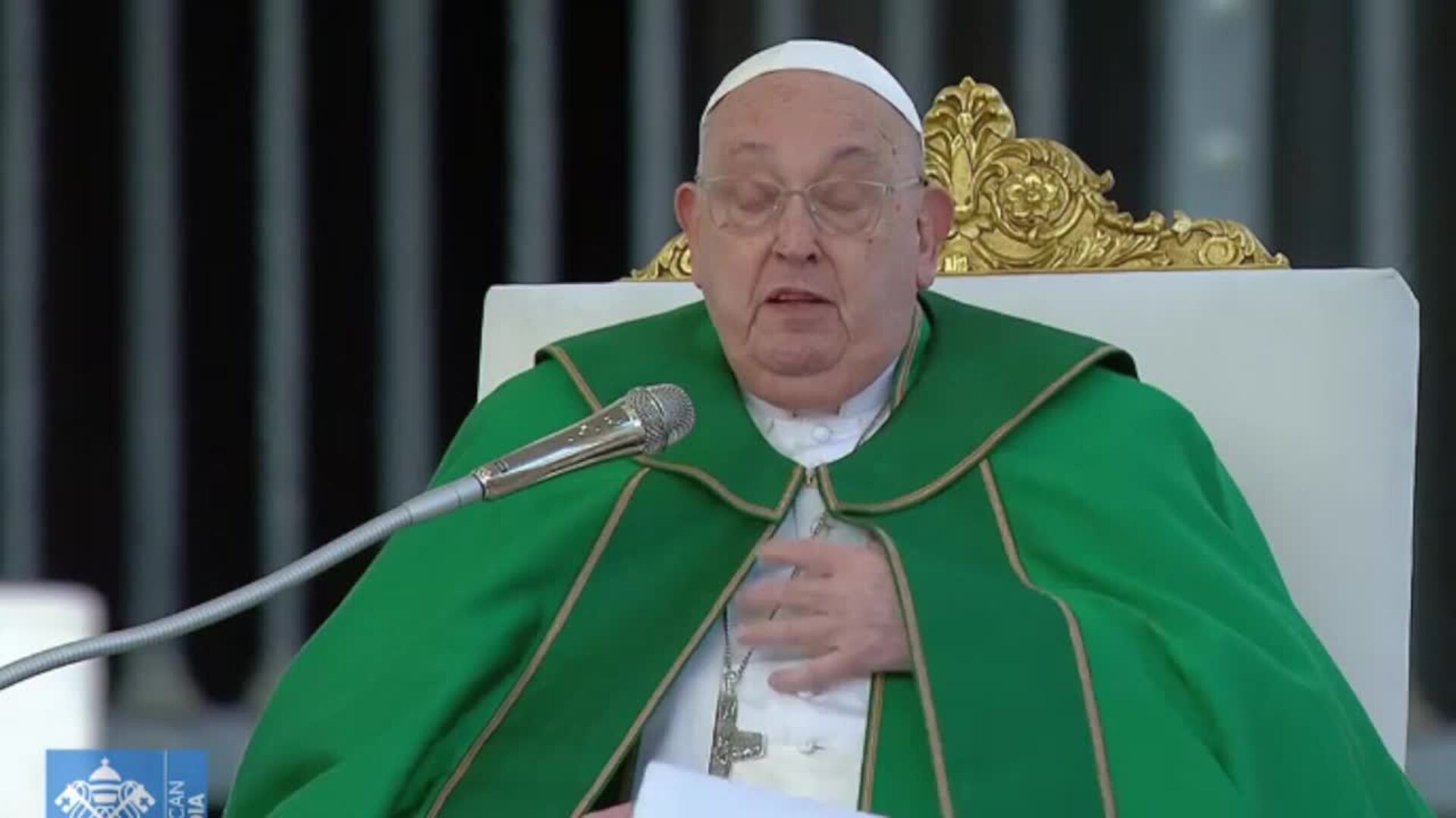 El Papa Francisco interrumpe la lectura de su homilía "por dificultades en la respiración"