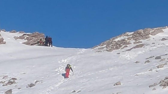 Rescatan a dos jóvenes senderistas que no podían bajar de un pico en Valdepiélago
