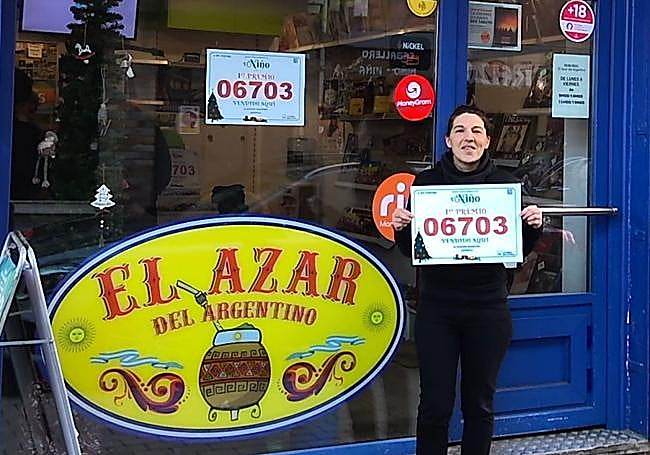 Silvana Paladín con el cartel del primer premio.