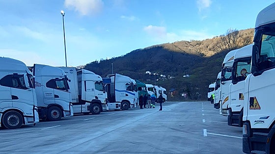 Transportistas atrapados en León: «Tienen carreteras cortadas sin una gota de nieve»
