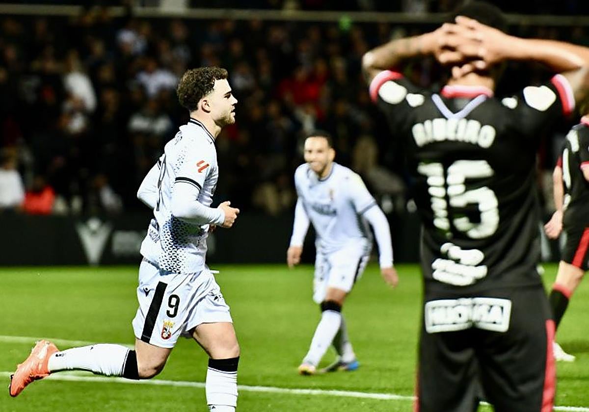 Ribeiro se lamenta del empate del Ceuta logrado por Marcos.