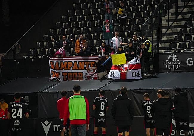 Ceuta maçındaki Kültür taraftarları grubu.