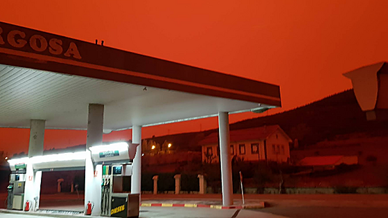 Un doble robo en la gasolinera de Otero de las Dueñas provoca múltiples daños en el establecimiento