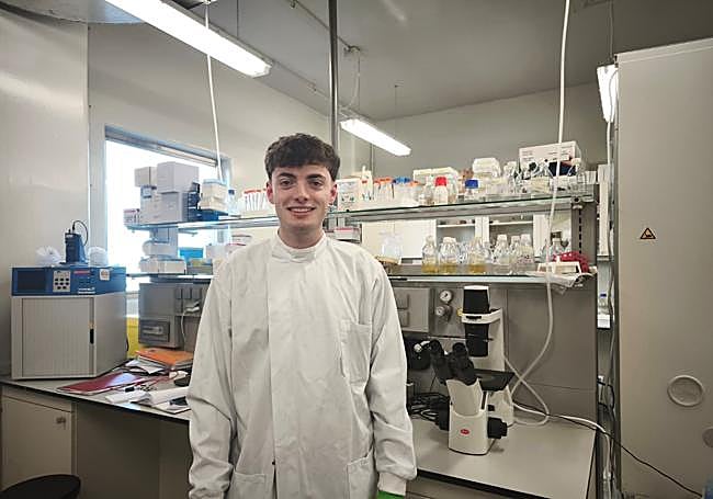 Sergio en uno de los laboratorios donde trabaja.