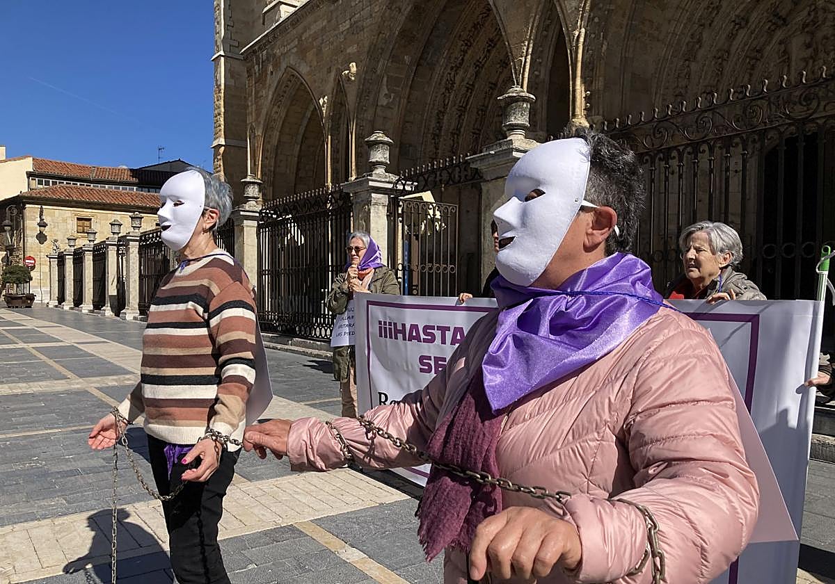 Las mujeres de la iglesia se rebelan en León: «Basta a que se nos ...