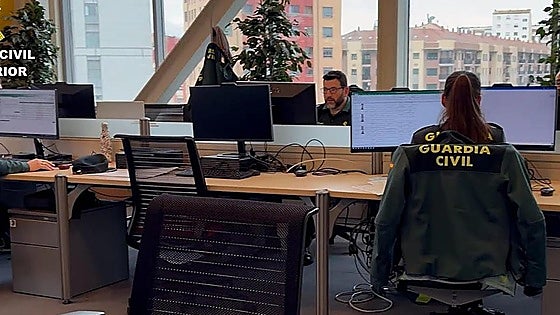 Una denuncia por un SMS sospechoso y el robo de 80.000 euros acaba con la investigación de ocho personas