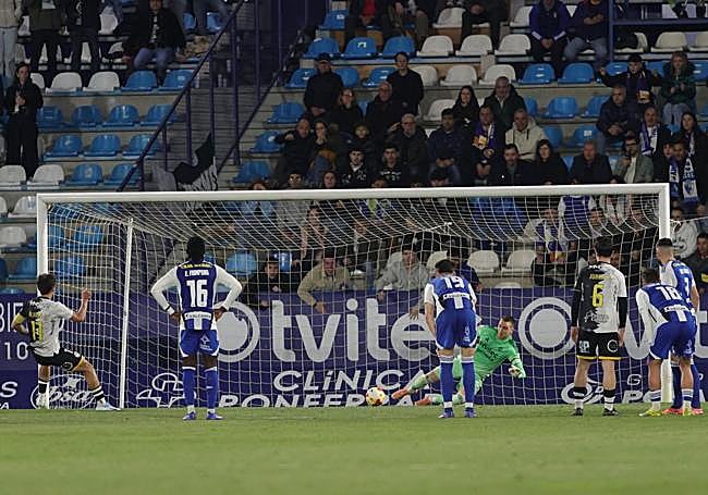 Andrés Prieto, Álvaro Gómez'e verilen penaltıyı durdurdu.