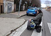Las dificultades de recorrer León en silla de ruedas: «Hay sitios donde tengo que bajarme a la carretera»