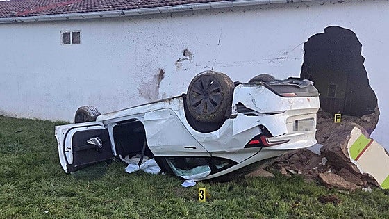 Cuatro heridos en una colisión contra un poste y un muro en una carretera de León