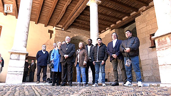 El Obispo de León recibe a los presos que pujarán al Cristo del Perdón este Martes Santo