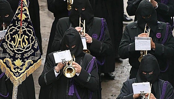 La marcha de Semana Santa que une León y Valladolid por el regalo de tres hermanos nazarenos