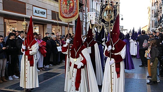 El macrobotellón de Jueves Santo por Genarín adelanta la procesión de La Cena 'in extremis' y hace 'correr' a María del Dulce Nombre