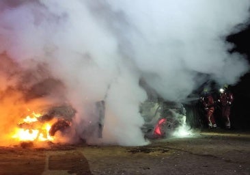 Un coche queda completamente calcinado en Armunia