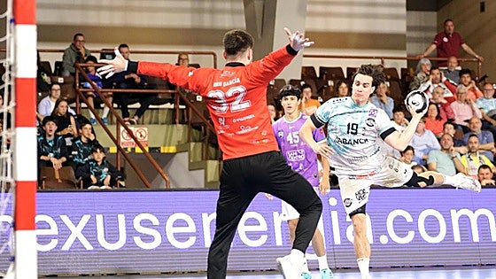 El Ademar se acerca a Europa tras remontar ante un colista muy competitivo