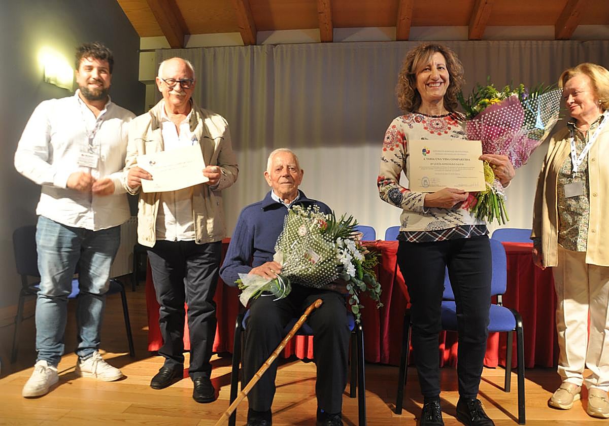 Emilio Argüello (101 años) y la familia de Lucía González (100 años), homenajeados por sus vecinos.