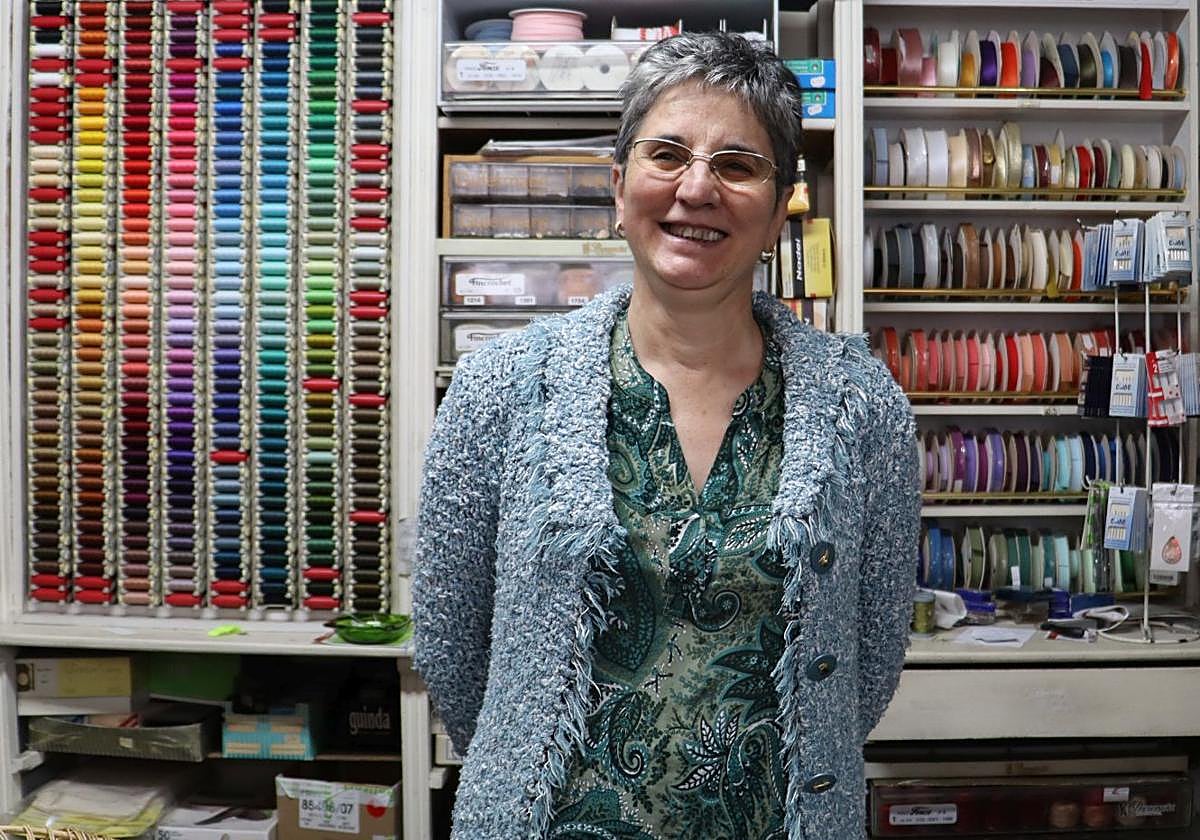 María Pilar Andrés, al frente de Mercería Derlys durante 40 años.