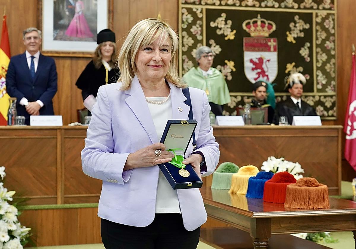 Ana del Ser, presidenta del TSJCyL, recibe la medalla en la ULE.
