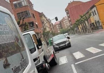 La grúa vuelve a dejar tirado un coche que estaba remolcando en León