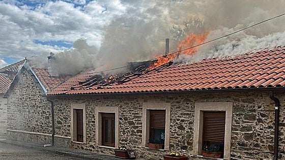 Cinco horas para apagar un incendio en una casa de Santiago Millas