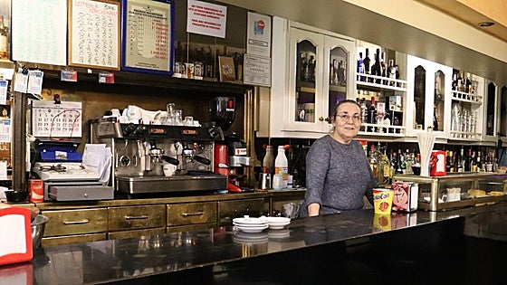 La historia de 38 años de apuestas, sola, detrás de la barra en Benavides de Órbigo