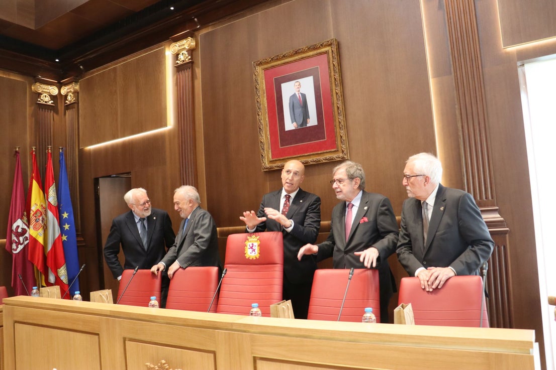 Las imágenes del pleno de la RAE en León