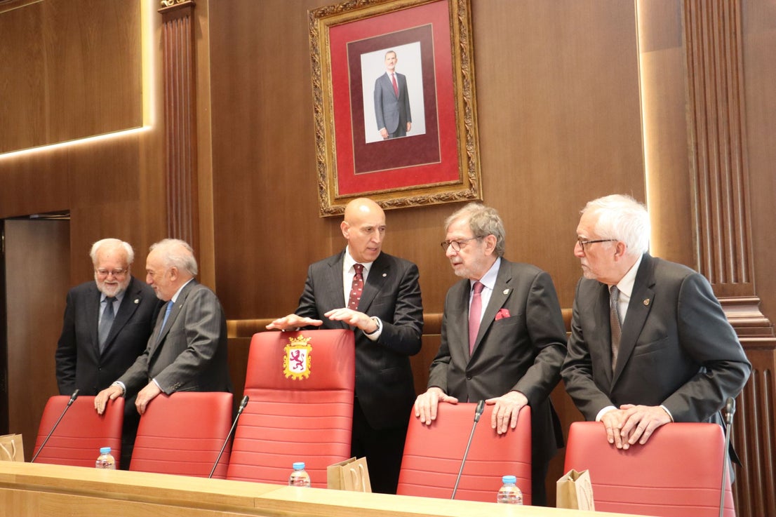Las imágenes del pleno de la RAE en León