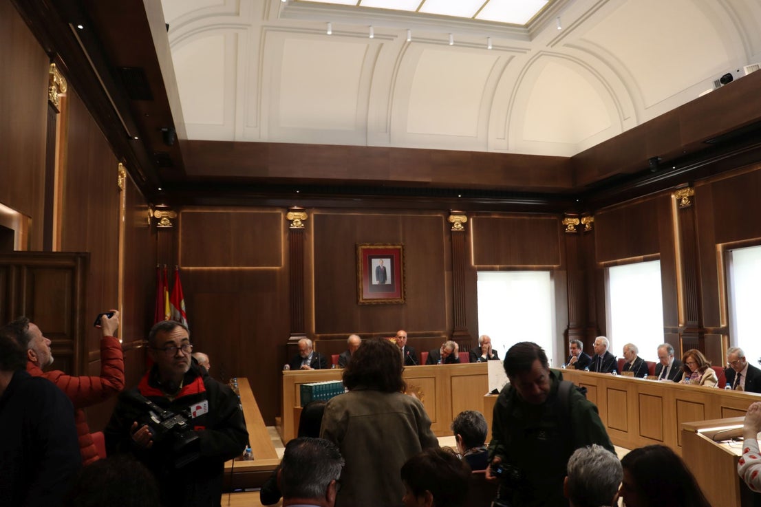 Las imágenes del pleno de la RAE en León