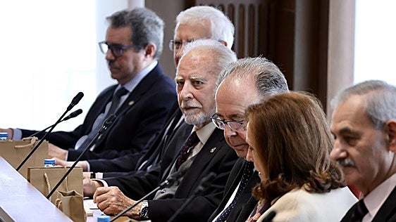 El «parnaso» de León: el tío Ricardo, el excusador, el adiós a 'castellano-leonés' y el hola a papón