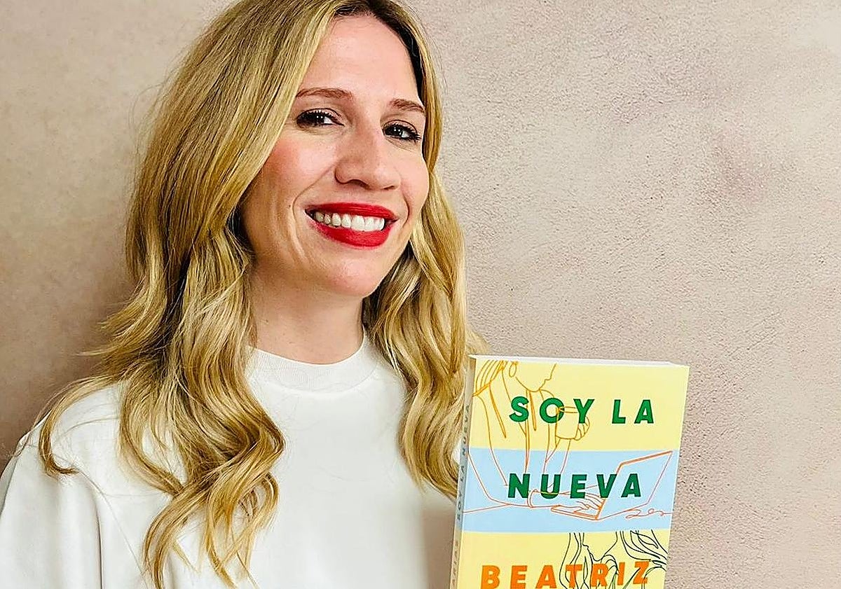 Beatriz Arias posa con su primera novela.