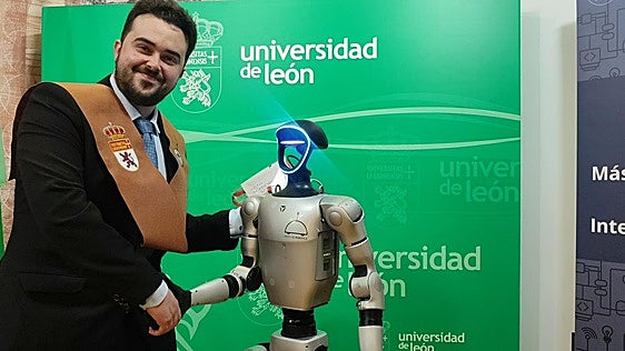 El robot PACO impone las becas a 14 nuevos especialistas de robótica e IA en León