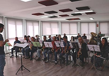 Imagen secundaria 1 - Ensayo de la Big Band en Valverde de la Virgen.