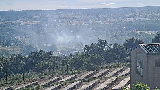 Dos incendios forestales movilizan efectivos en Puebla de Lillo y el alfoz de León