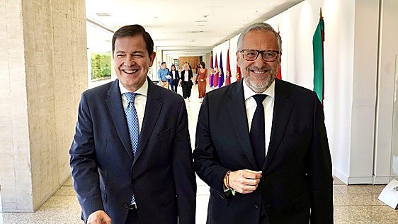 Así se reparten PP y Vox las consejerías en Castilla y León: la «prioridad nacional» entra con la cartera de Desregularización