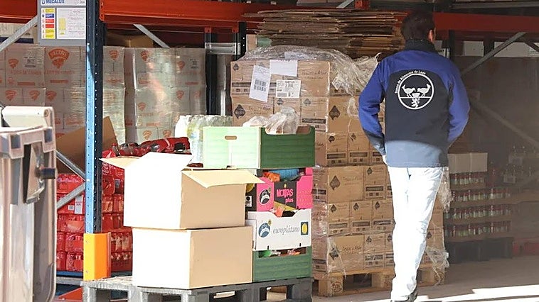 La subida de la cesta de la compra lleva al límite al banco de alimentos: cada vez más africanos y madres españolas con menores