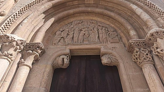 El oso y el león que custodian la puerta del Perdón de San Isidoro