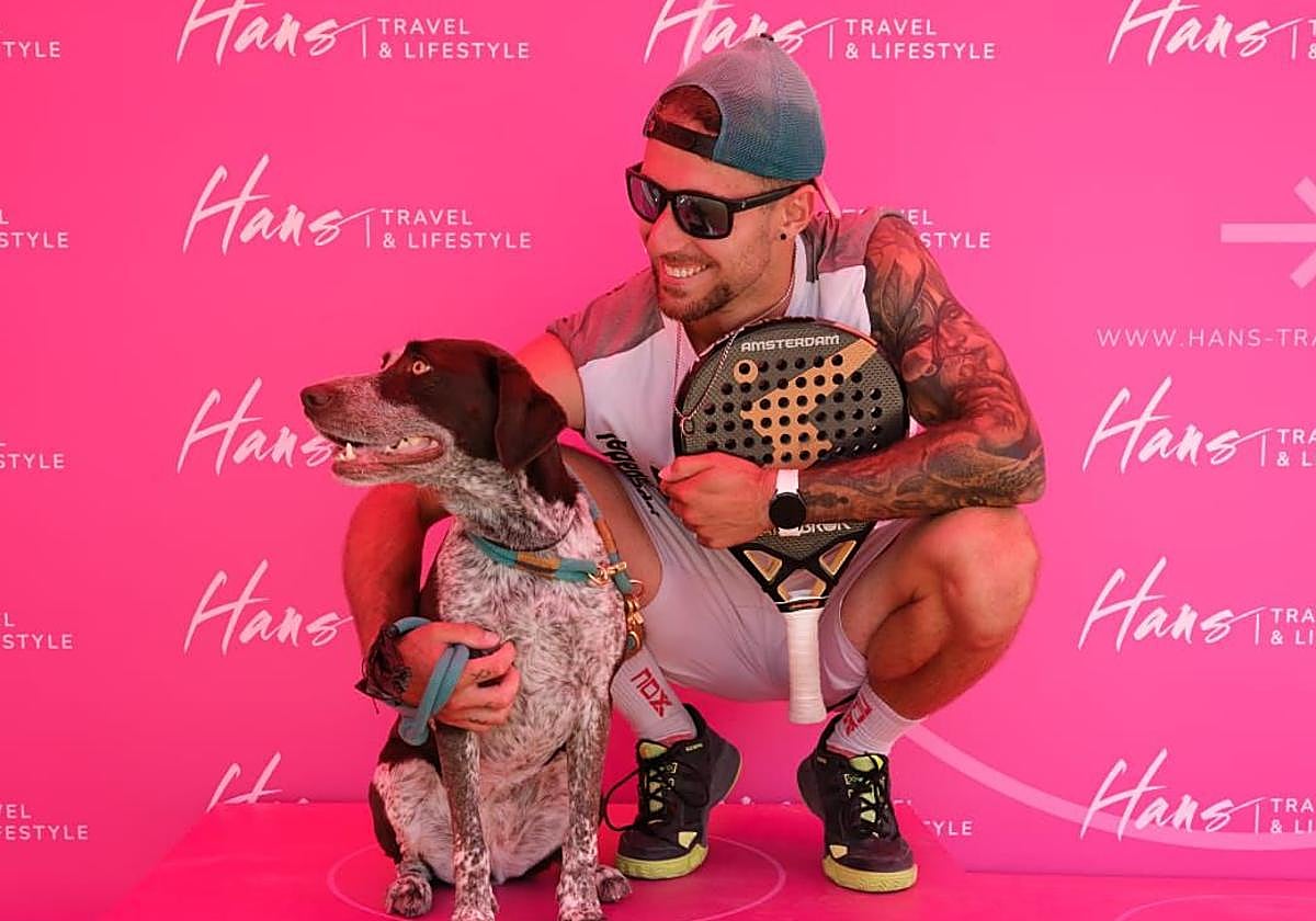 Víctor Recuero, leonés en el extranjero, junto a su perro.