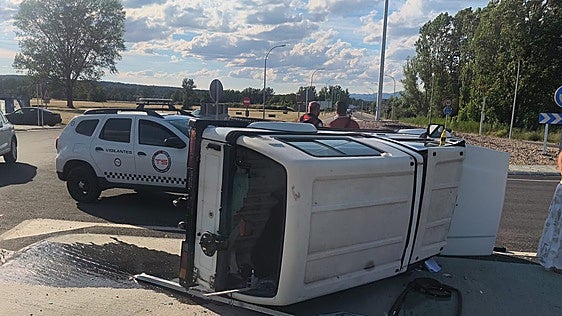 El vuelco de un todoterreno en la CL-623 moviliza a cuerpos de seguridad