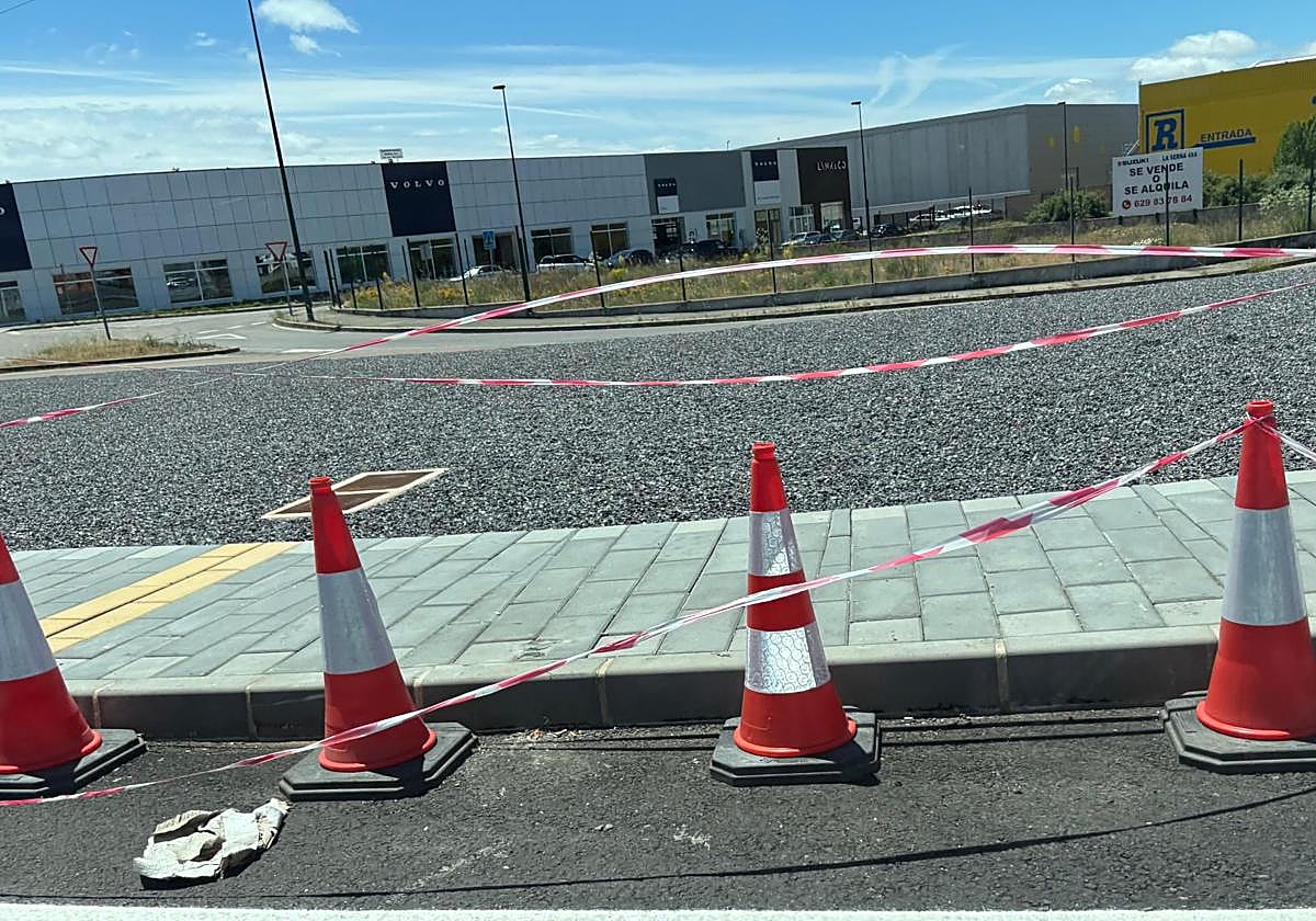 Tramo sin valla en la nueva rotonda.