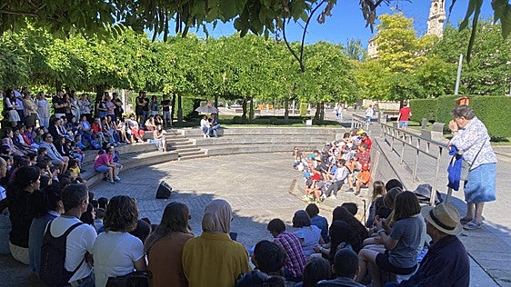 Más de 200 personas participan en el recital «Poesía del bosque» en la Plaza de San Marcos de León