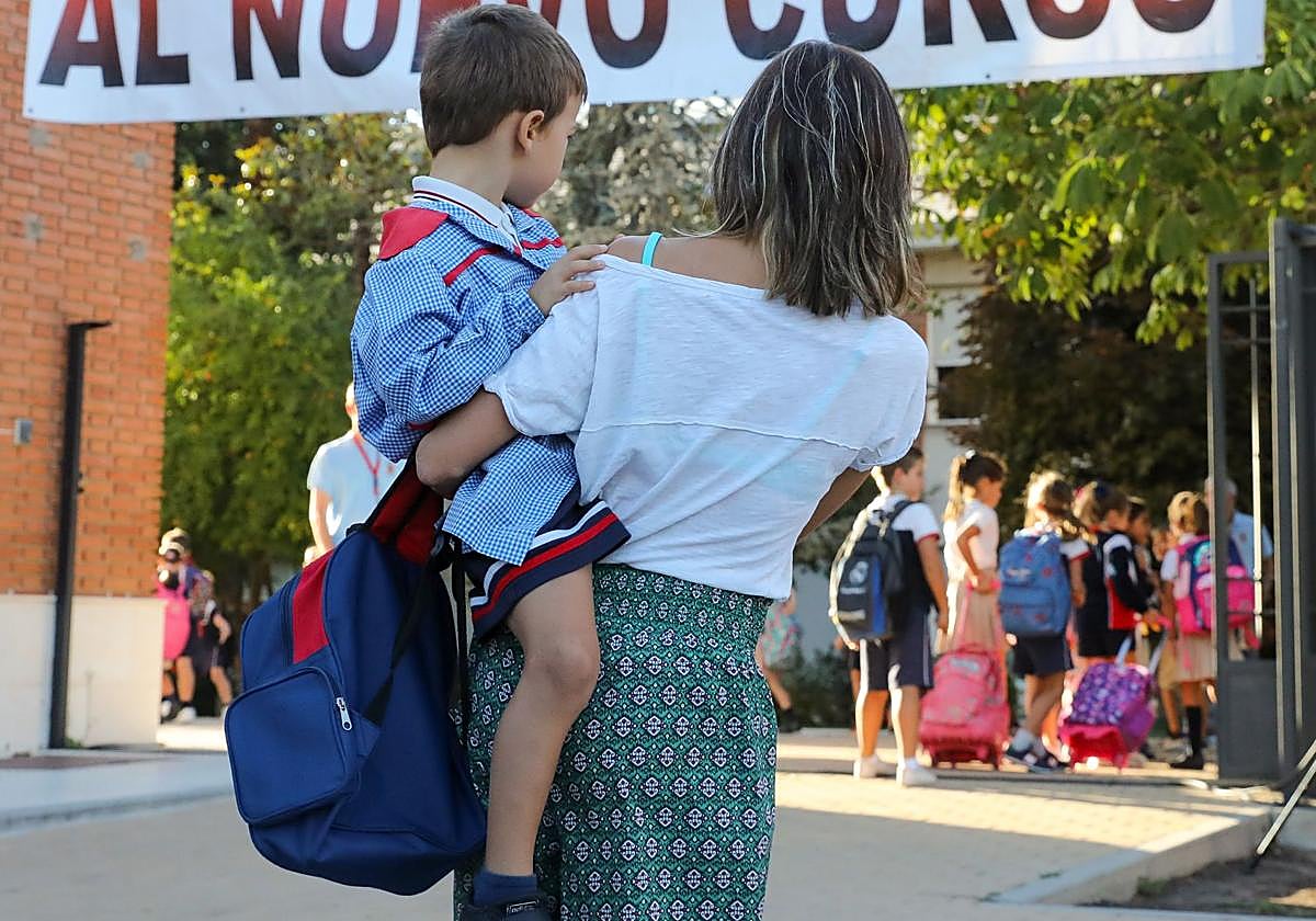 Imagen de archivo de una madre con su hijo.