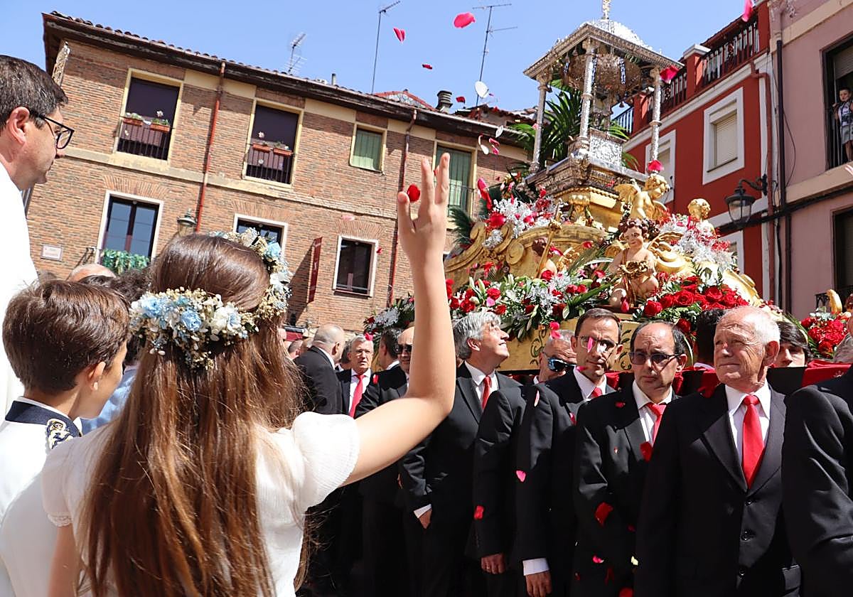 Un instante de la procesión del Corpus Chico.