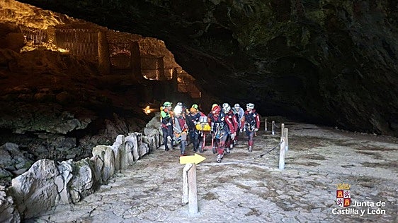 Rescatan al espeleólogo herido en la cueva de Valporquero