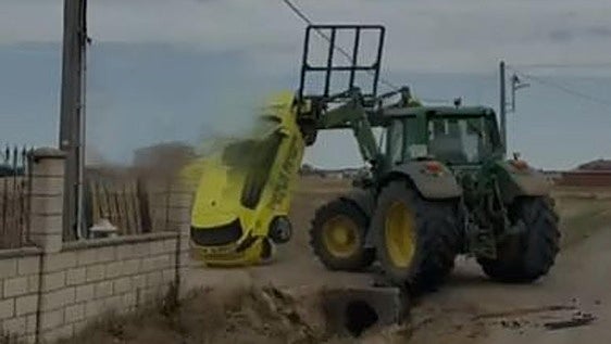 Así embistió un tractor en León a un coche de cobro de deudas que le reclamaba dinero