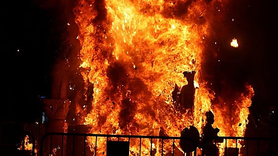 La llama de Urraca ilumina una noche de San Juan sin fuegos