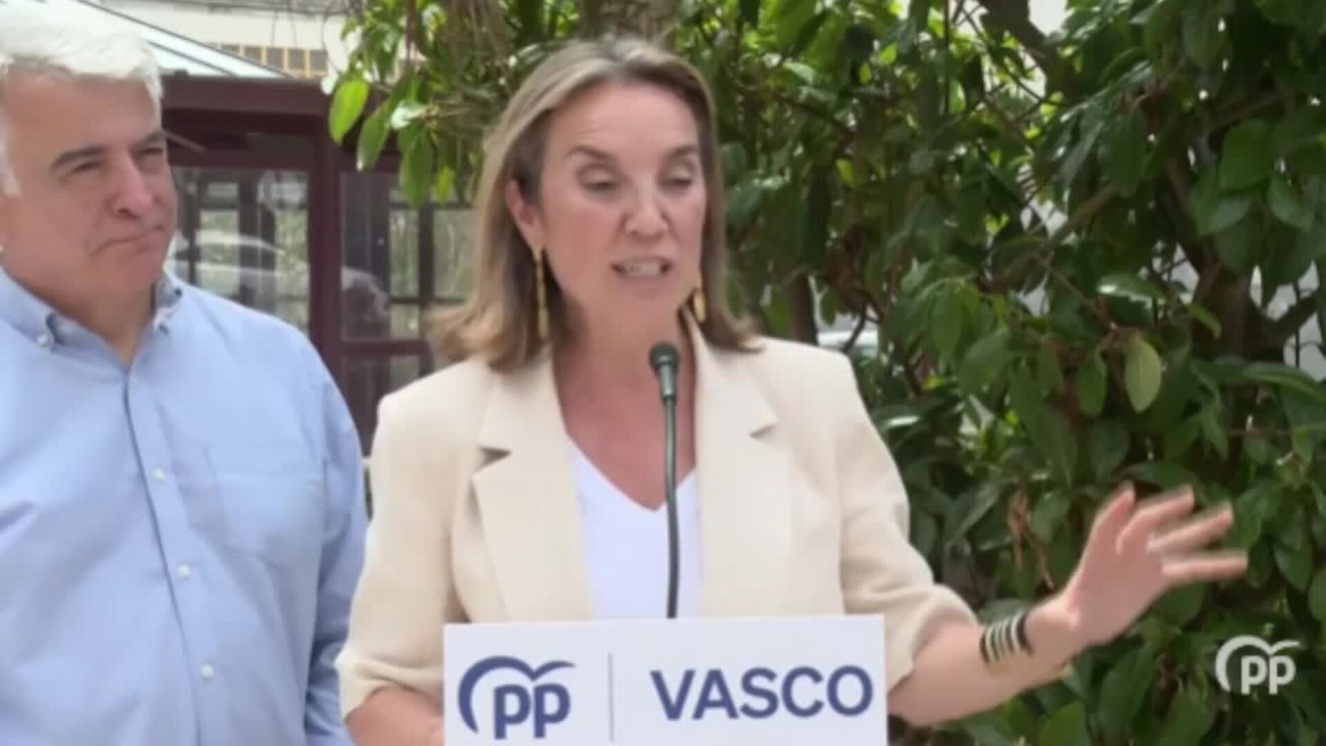 Gamarra afirma que el PP va a abrir debates, "se llamen absentismo o deseo de formar familia"