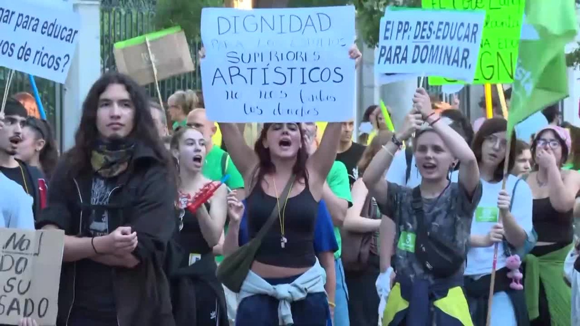 Una 'marea verde' vuelve a marchar de Atocha a Sol para defender la educación pública madrileña