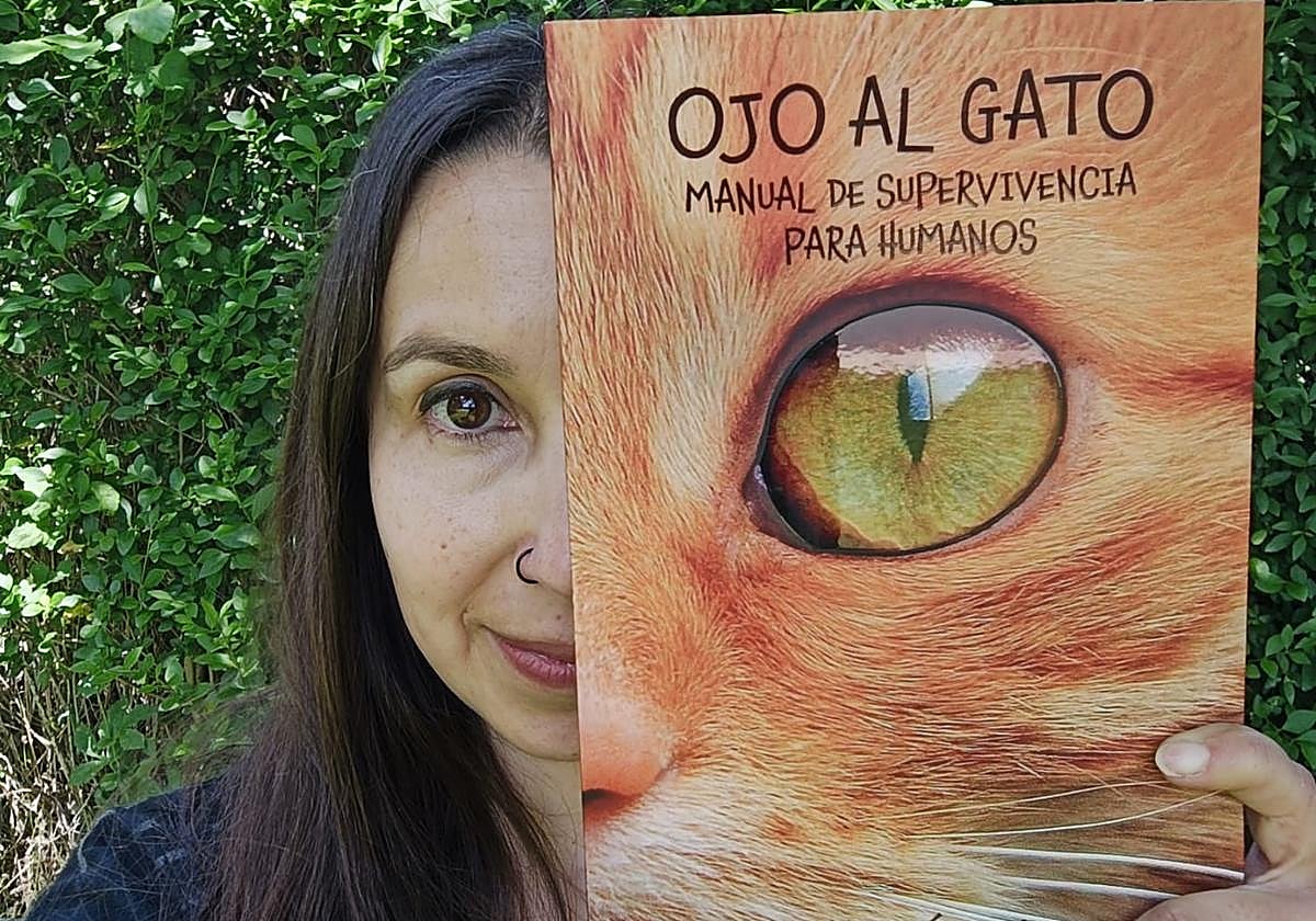 Mónica Ágreda posa con su libro 'Ojo al gato'.