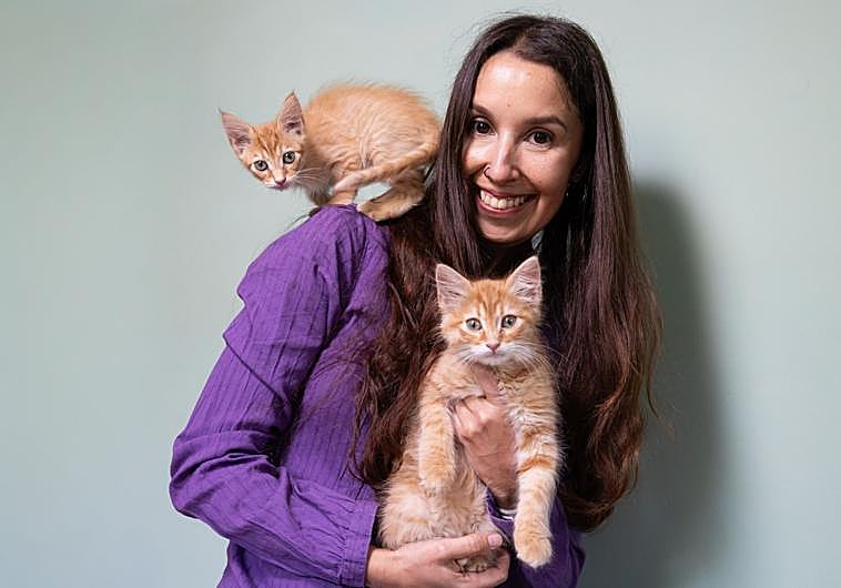 Imagen principal - Mónica Ágreda con dos gatos, firmando libros y la portada de su libro.