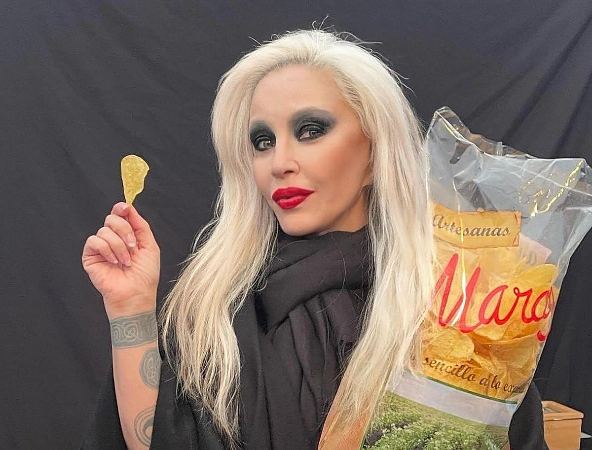 Alaska posando con una bolsa de Patatas Marcos.
